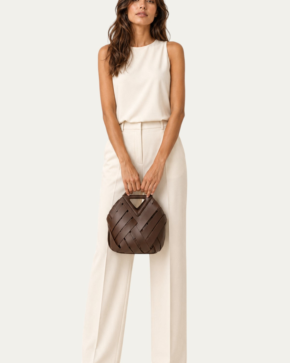 Bolso trenzado marrón con asa superior triangular y correa