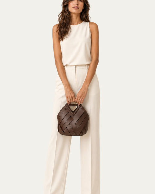 Bolso trenzado marrón con asa superior triangular y correa