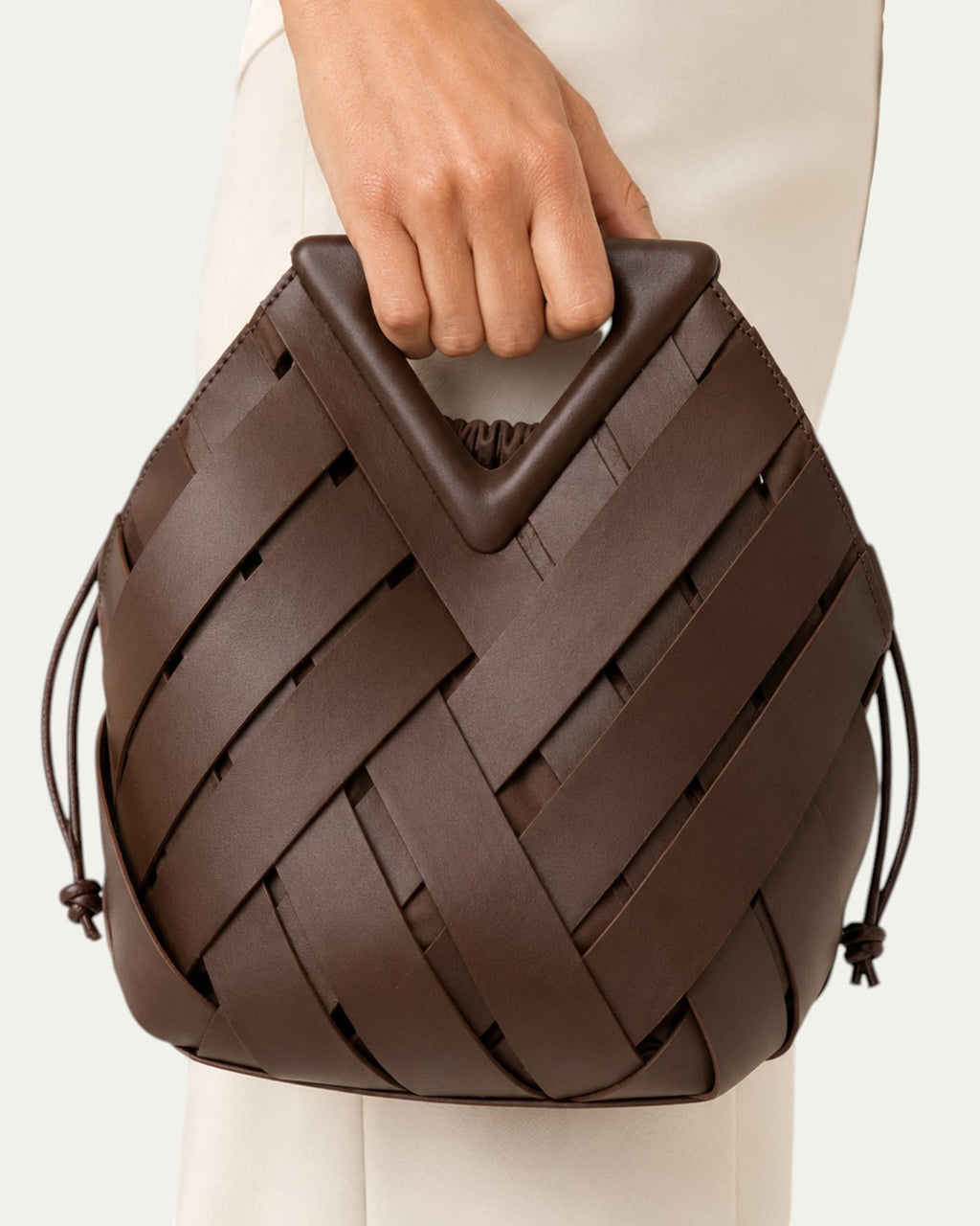 Bolso trenzado marrón oscuro con asa triangular y paneles entrelazados