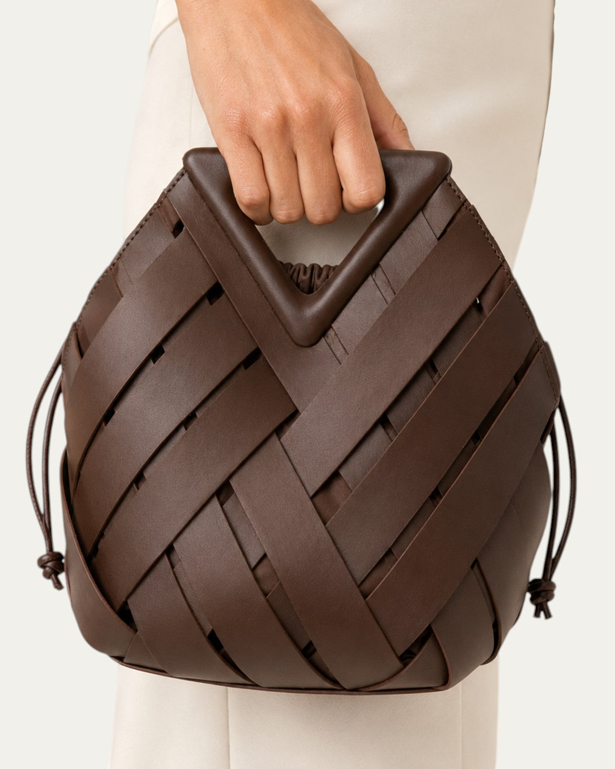 Bolso trenzado marrón oscuro con asa triangular y paneles entrelazados