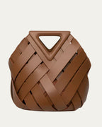 Bolso trenzado marrón con asa triangular de cuero y textura trenzada