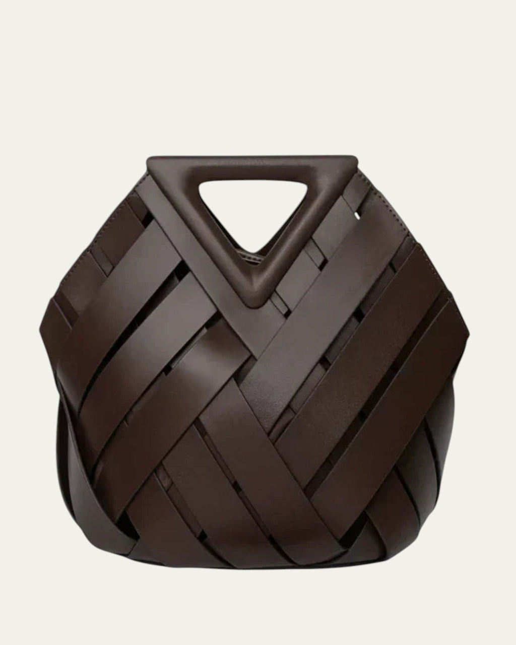 Bolso trenzado marrón oscuro con asa triangular y trenzado frontal