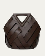 Bolso trenzado marrón oscuro con asa triangular y trenzado frontal