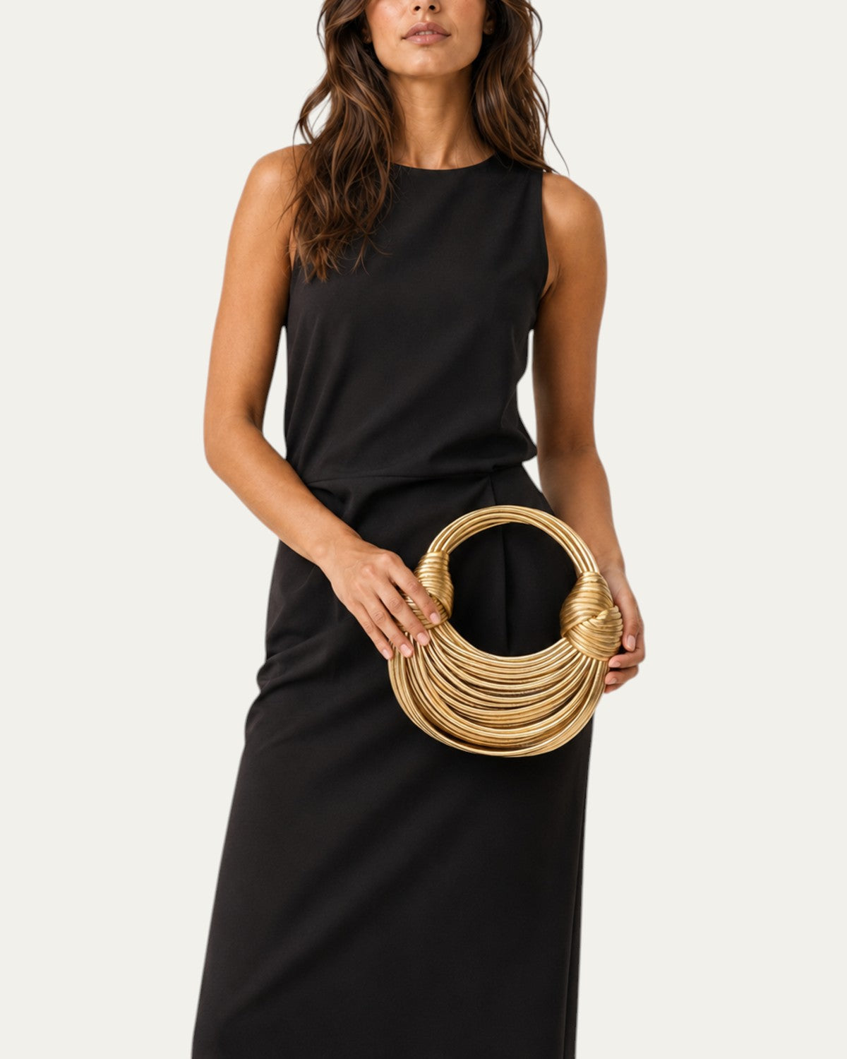 Bolso esencial tipo aro dorado con asa trenzada y anillos en capas