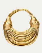 Bolso esencial tipo aro dorado de anillos superpuestos con asas trenzadas