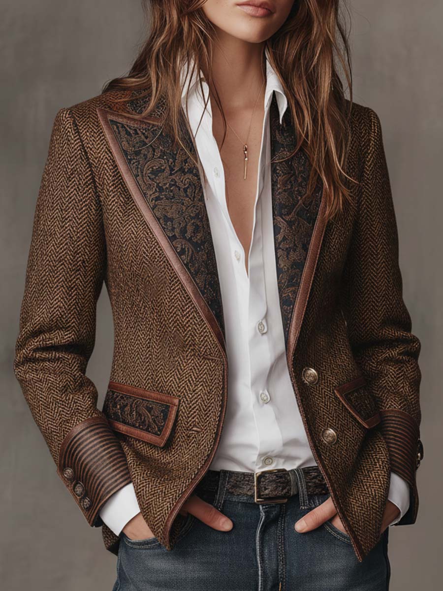 Blazer marrón con solapas y bolsillos con ribete en contraste y botones metálicos visibles.