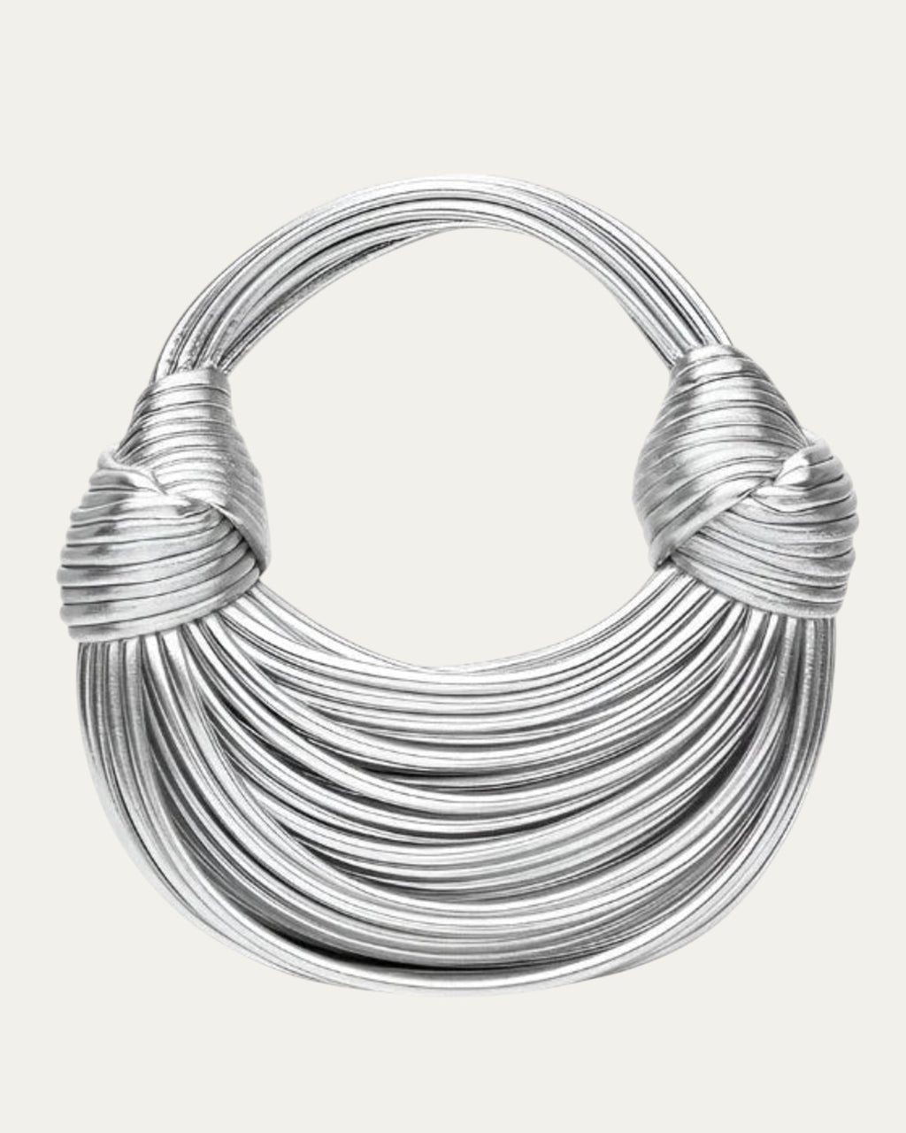 Bolso esencial tipo aro plateado con asas trenzadas y anillos superpuestos