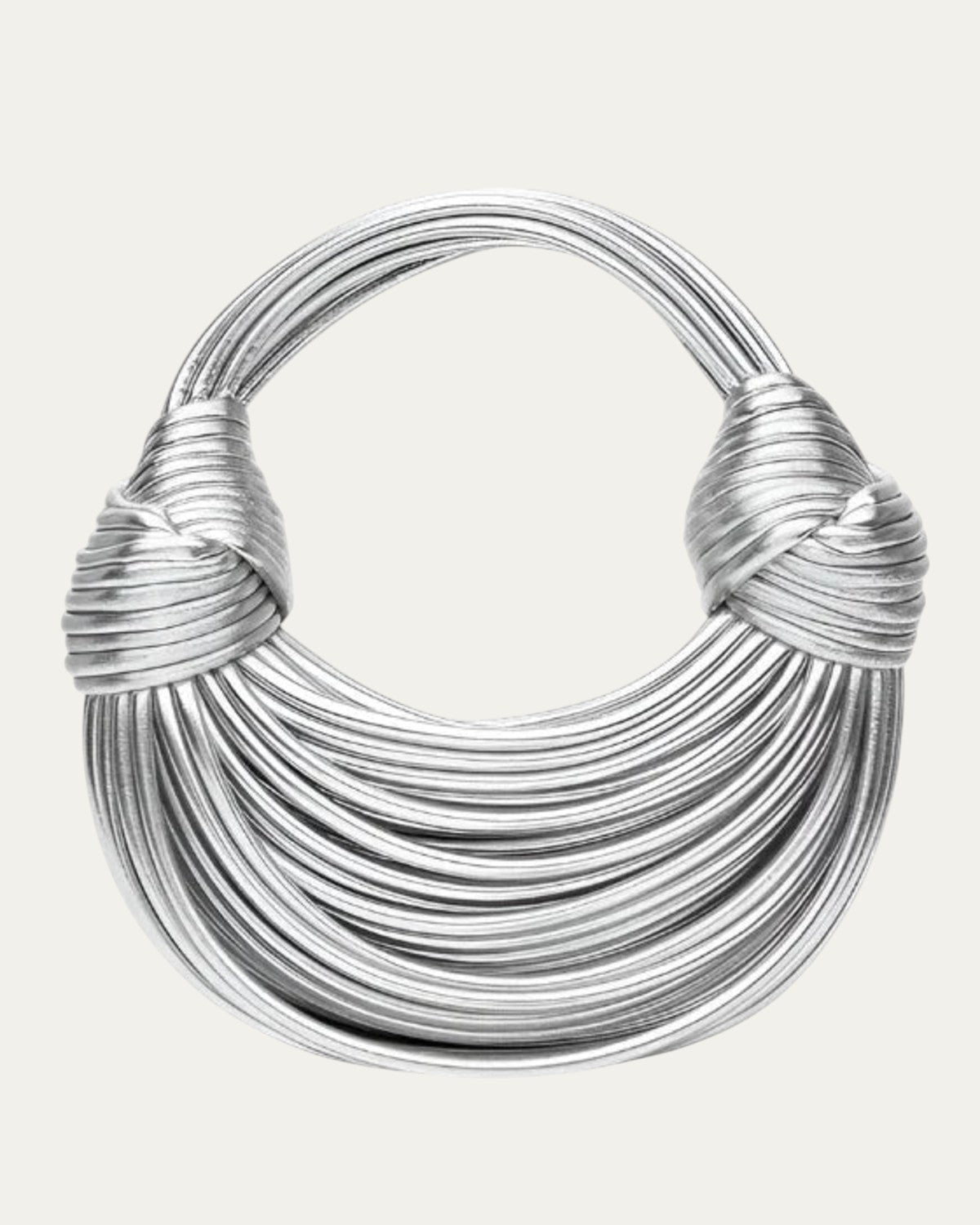 Bolso esencial tipo aro plateado con asas trenzadas y anillos superpuestos