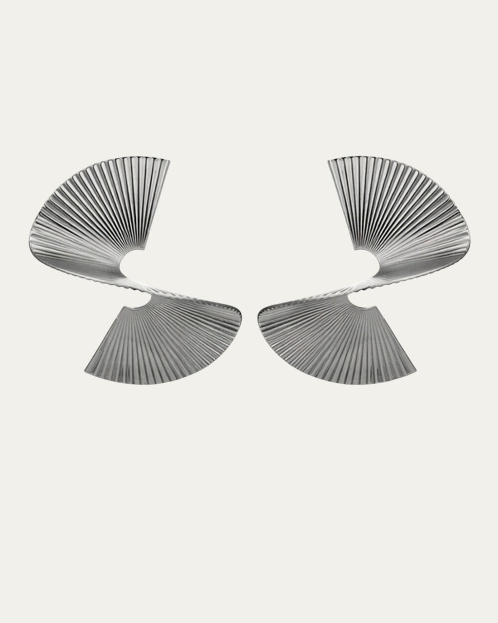 Pendientes de metal plisado plateados, par de abanicos con rayas verticales