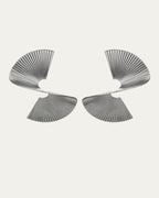 Pendientes de metal plisado plateados, par de abanicos con rayas verticales