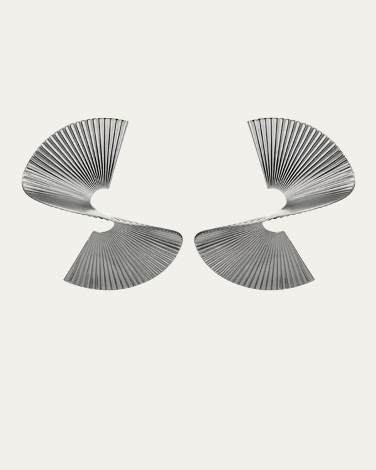 Pendientes de metal plisado plateados, par de abanicos con rayas verticales
