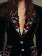Blazer negro de Giulia con solapa V y bordado floral multicolor, botones decorativos