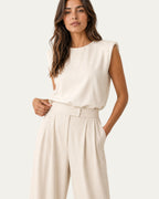 Conjunto Valentina beige: blusa sin mangas y pantalón ancho con cinturón a la cintura