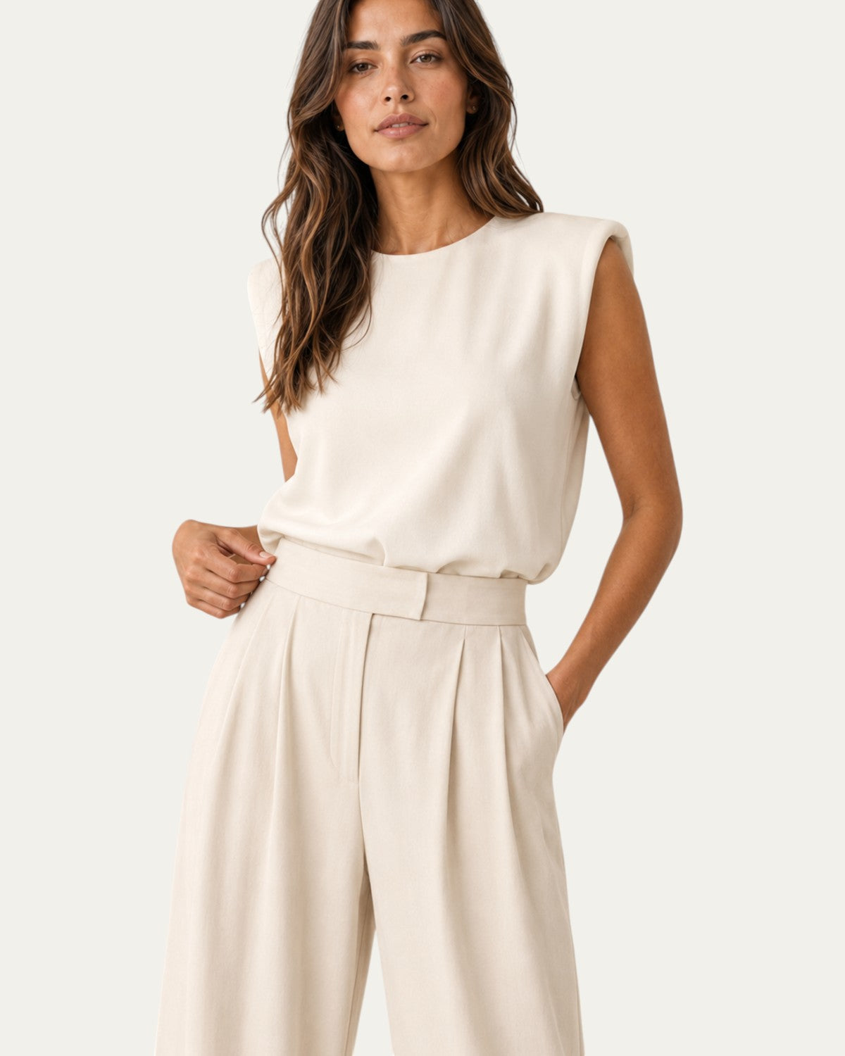 Conjunto Valentina beige: blusa sin mangas y pantalón ancho con cinturón a la cintura