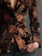 Blazer negro con estampado floral bronce, botones frontales y bolsillo tipo parche
