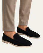 Mocasín de ante negro estilo mocasín, con suela beige y costuras