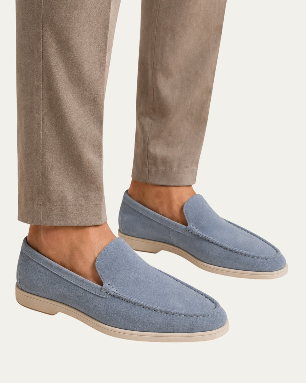 Mocasín de ante azul con suela clara y diseño sin cordones
