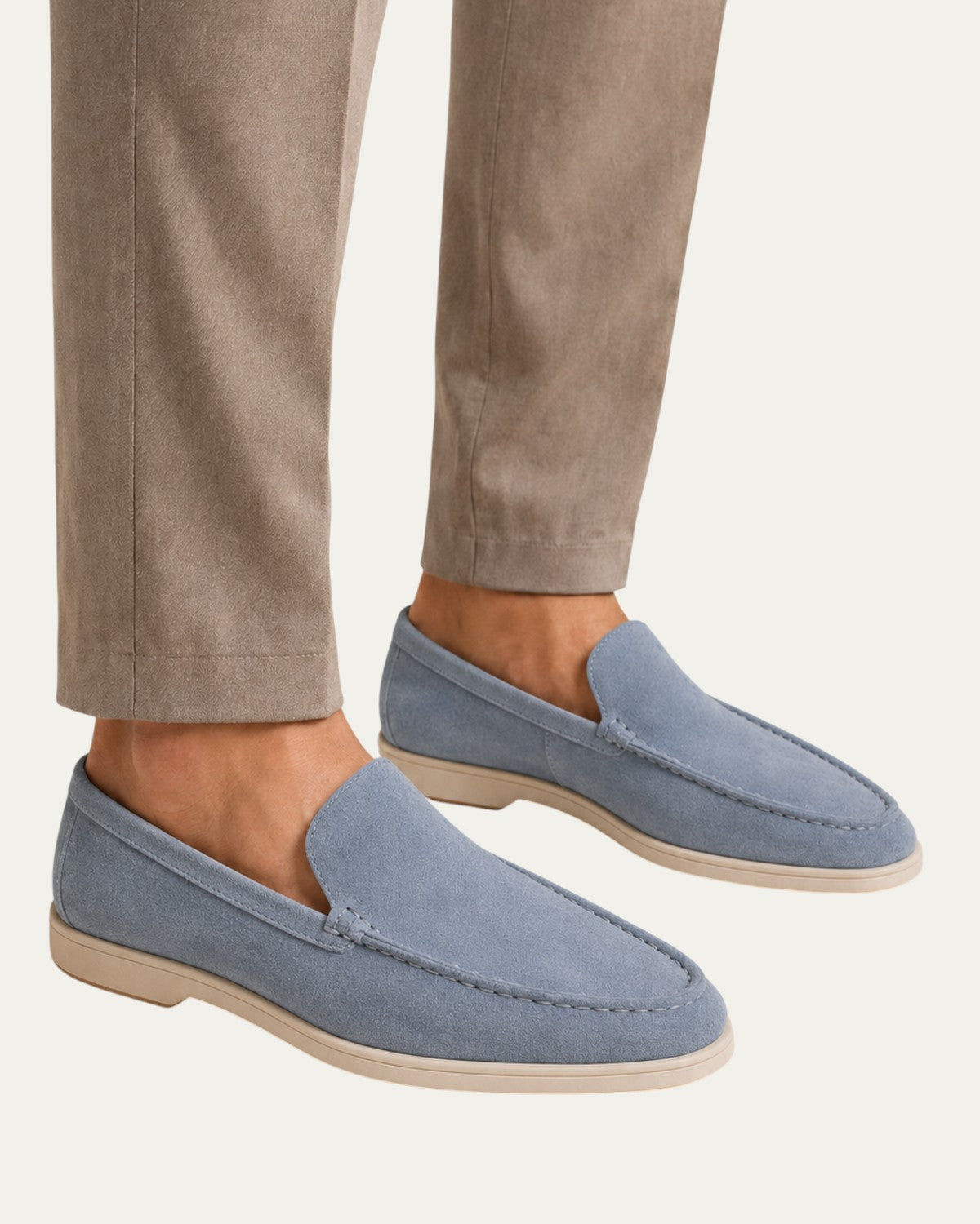 Mocasín de ante azul con suela clara y diseño sin cordones