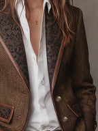 Blazer marrón con solapas y panel estampado, botones metálicos en la manga y el pecho.