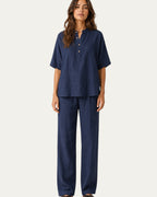 Conjunto de lino azul marino con blusa de manga corta y pantalón recto de pernera ancha