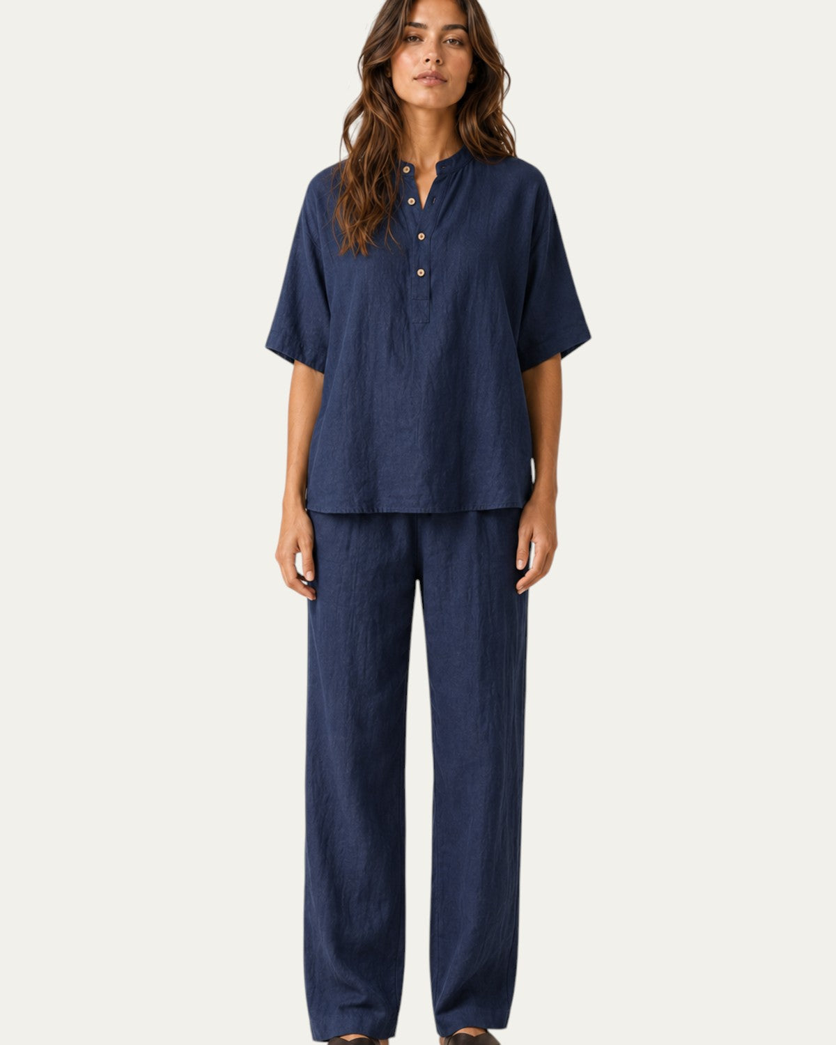 Conjunto de lino azul marino con blusa de manga corta y pantalón recto de pernera ancha