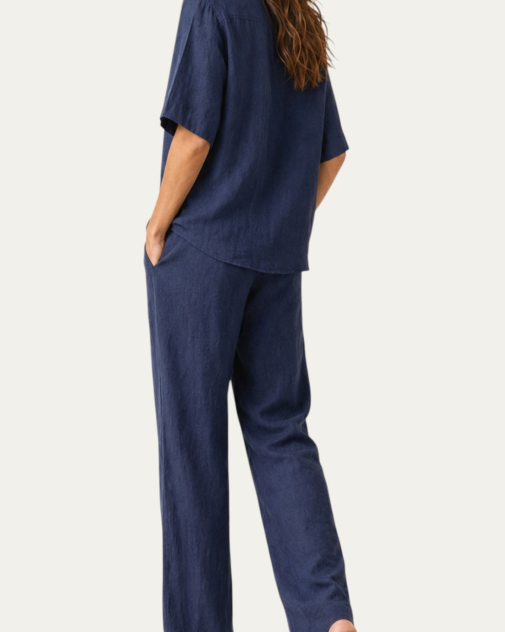 Conjunto de lino azul marino con blusa abotonada y pantalón ancho de pierna recta