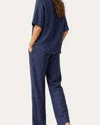 Conjunto de lino azul marino con blusa abotonada y pantalón ancho de pierna recta