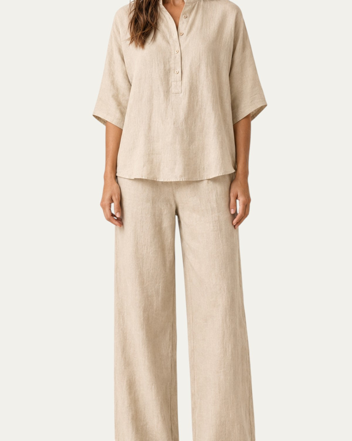 Conjunto de lino beige con blusa cuello tipo polo y pantalón ancho de pierna recta