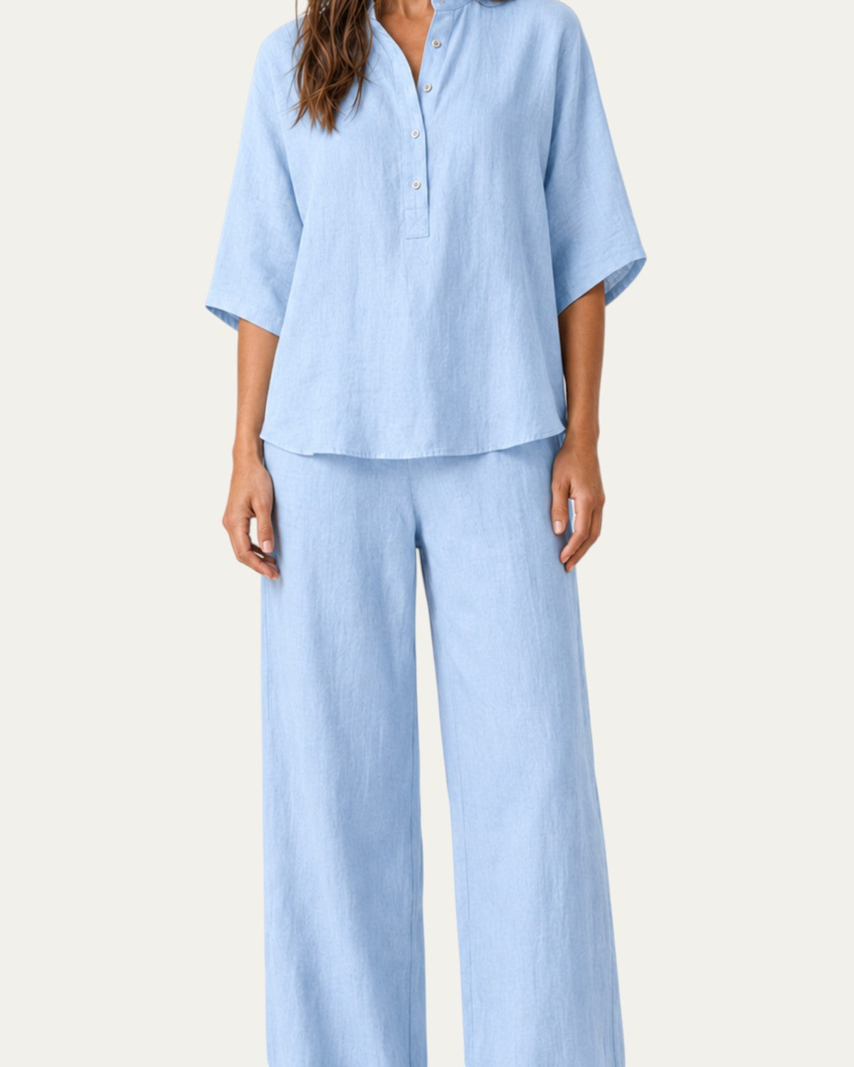 Conjunto de lino azul claro con blusa abotonada y pantalón ancho de pernera recta