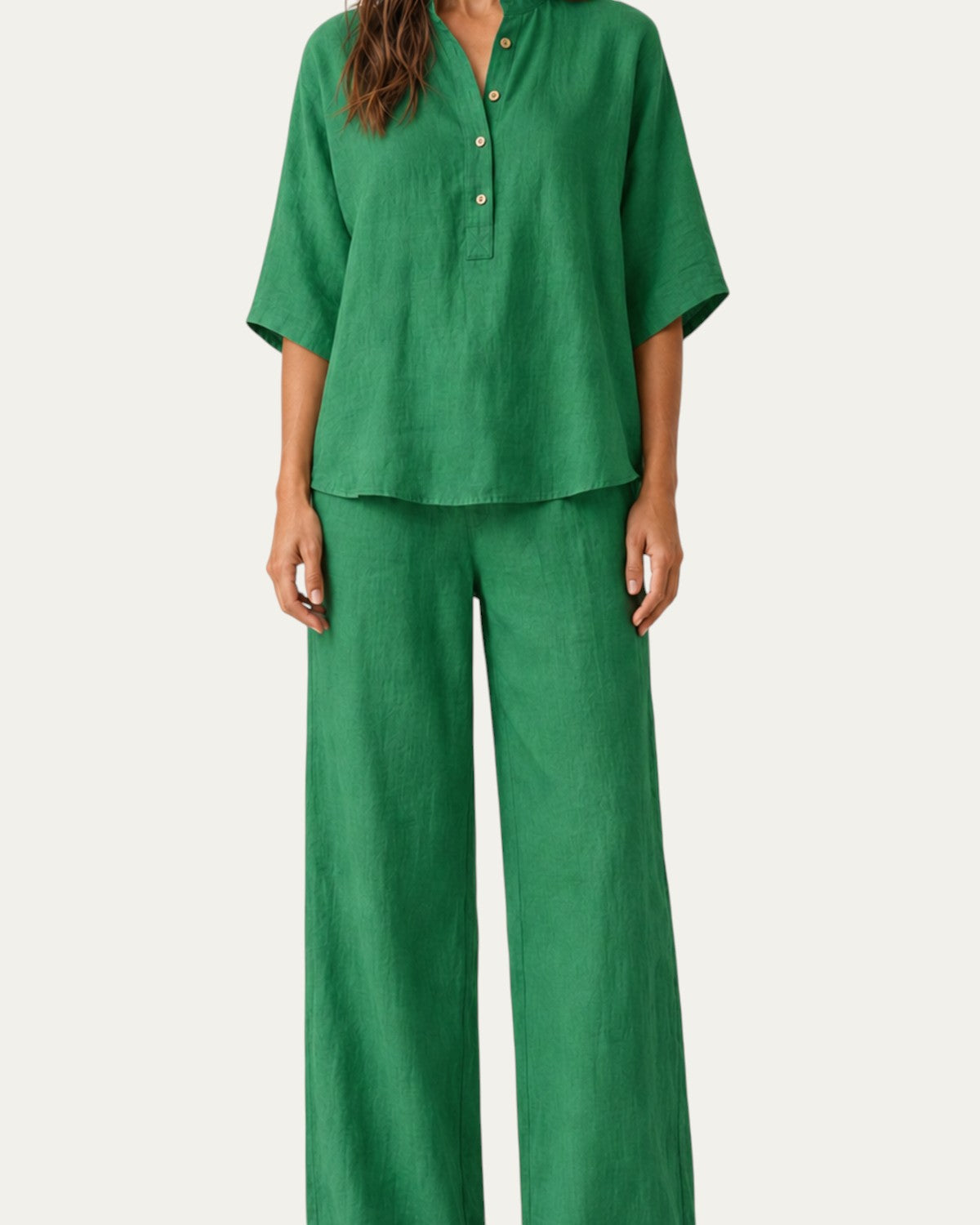 Conjunto de lino verde con blusa abotonada y pantalón ancho de pierna recta