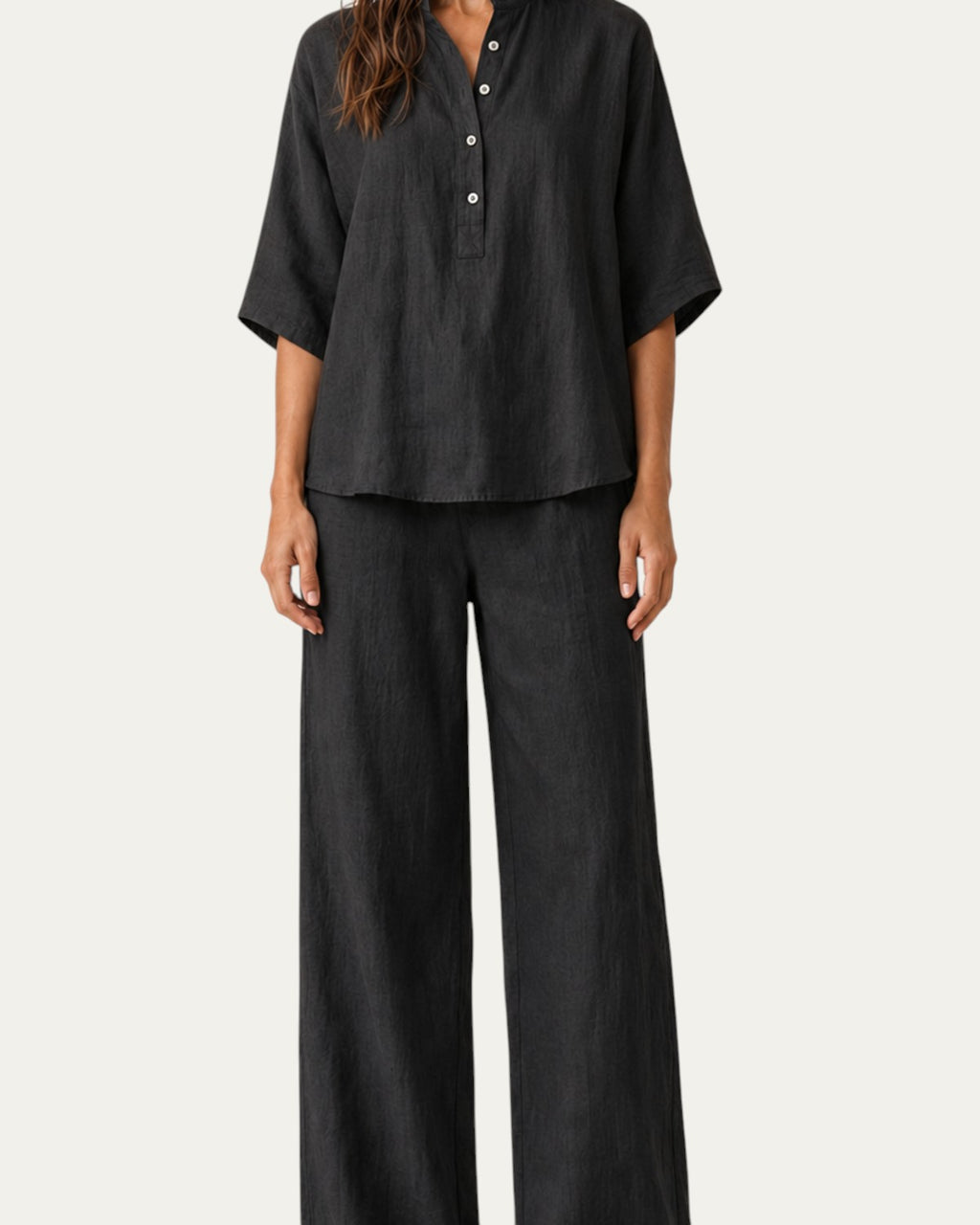 Conjunto de lino negro con blusa de botones y pantalón ancho de tiro alto