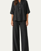 Conjunto de lino negro con blusa de botones y pantalón ancho de tiro alto