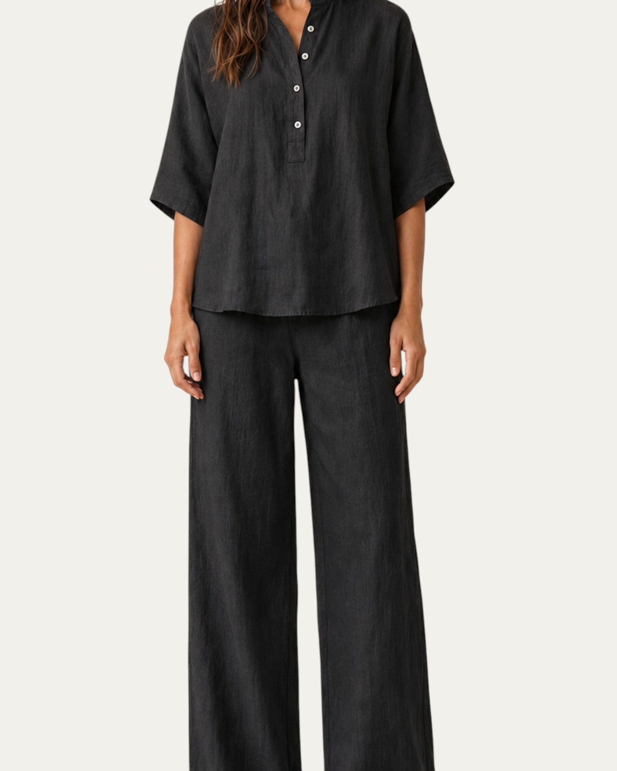 Conjunto de lino negro con blusa de botones y pantalón ancho de tiro alto
