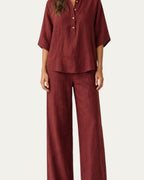 Conjunto de lino rojo con blusa abotonada y pantalón ancho de pierna recta