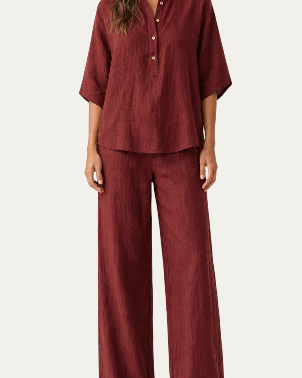 Conjunto de lino rojo con blusa abotonada y pantalón ancho de pierna recta