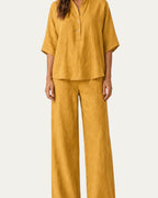 Conjunto de lino amarillo con blusa abotonada y pantalón ancho de pierna recta