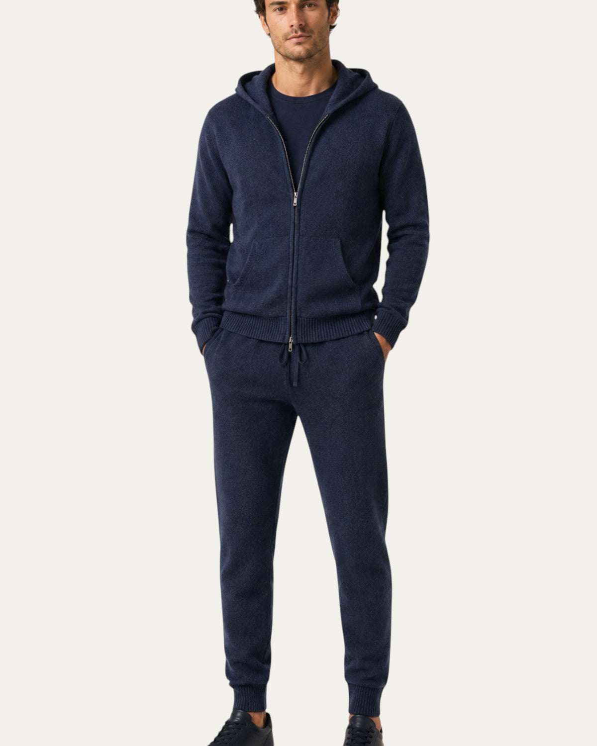Conjunto de cachemir Amalfi azul marino con cremallera y capucha, y pantalón ajustado