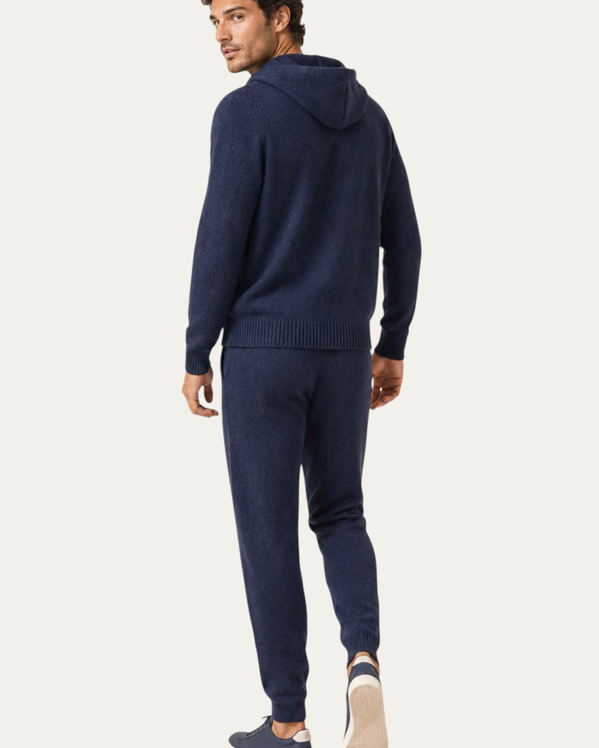 Vista trasera del conjunto de cachemir Amalfi azul marino con capucha y pantalón entallado