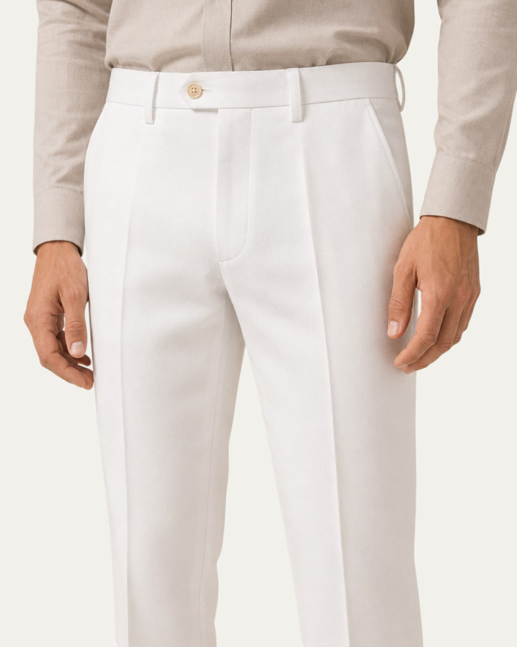 Pantalón recto slim blanco con cinturilla y botón en la pretina