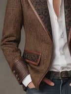 Blazer marrón de espiga con puños a rayas y bolsillo con ribete oscuro, vista de detalle.