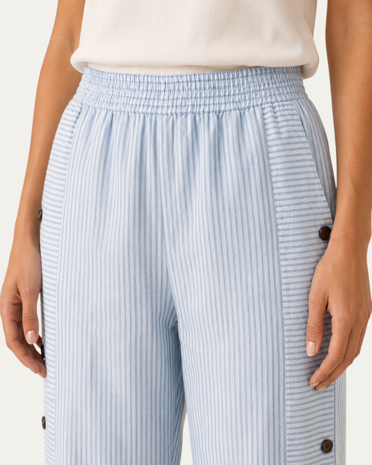 Pantalón mujer a rayas azul claro con cintura elástica y tiro alto