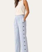 Pantalón mujer a rayas azul claro, botones decorativos en el lateral