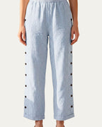 Pantalón mujer a rayas azul claro con paneles y botones en el costado