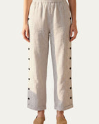 Pantalón mujer de rayas beige, cintura elástica y botones laterales