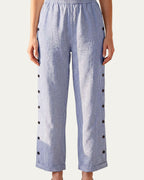 Pantalón mujer a rayas azules con cintura elástica y botones laterales