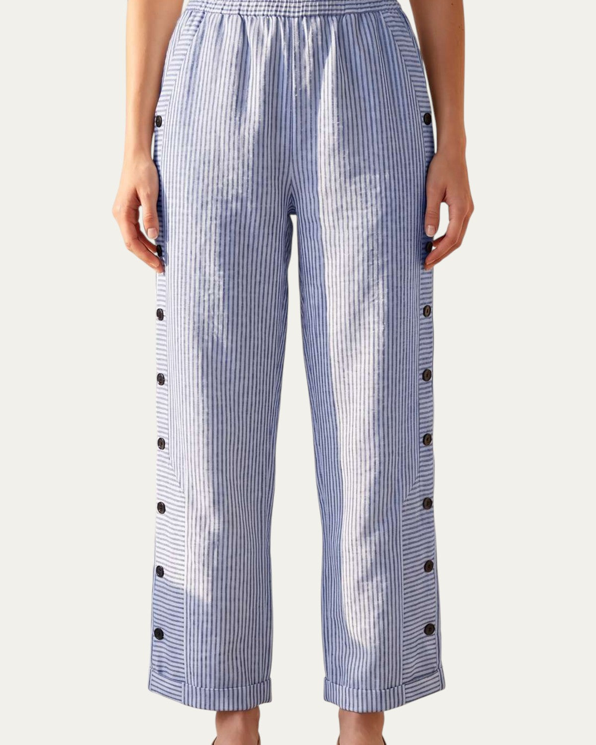Pantalón mujer a rayas azules con cintura elástica y botones laterales