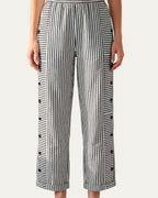 Pantalón mujer a rayas negro con cintura elástica y botones laterales