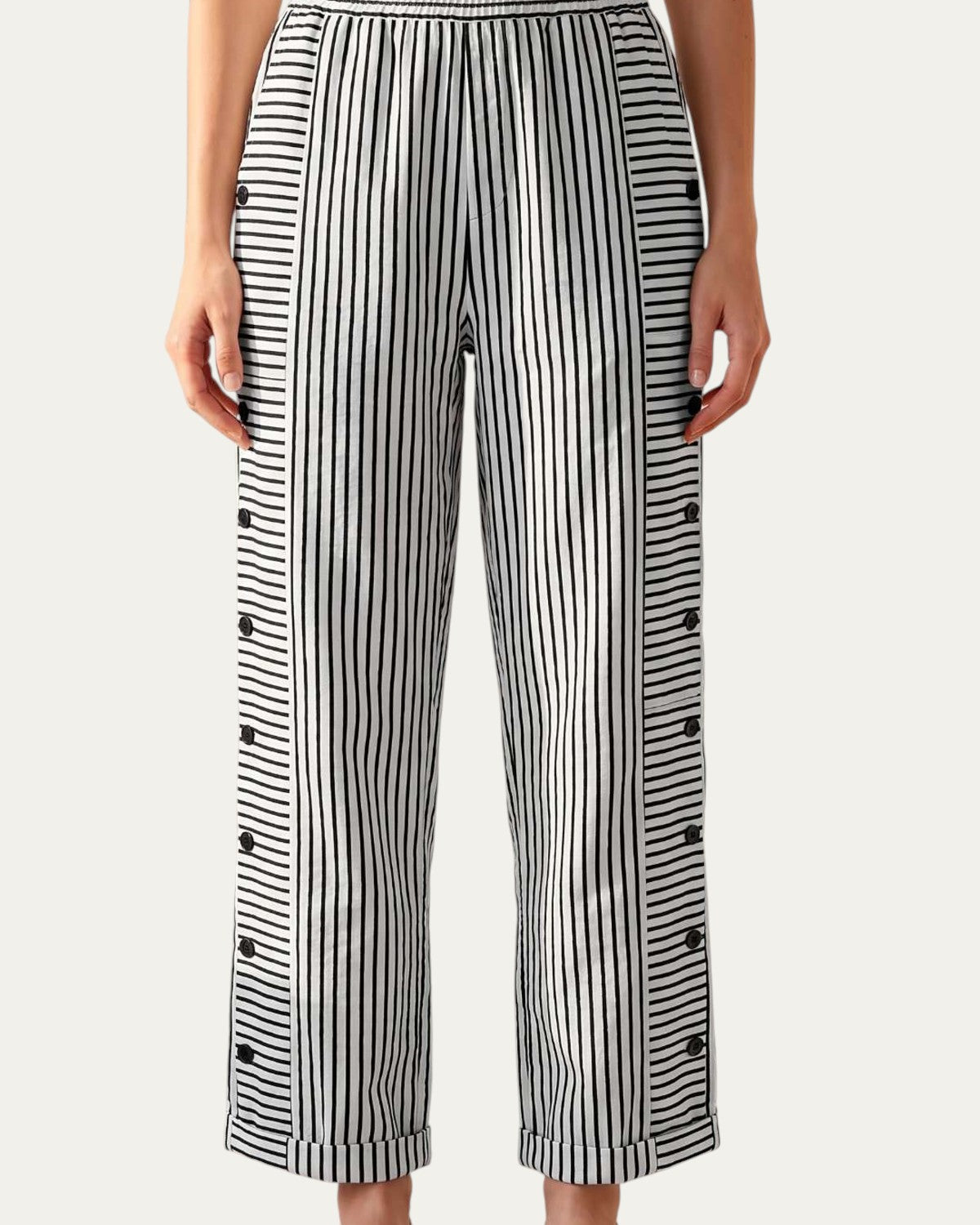 Pantalón mujer a rayas negro con cintura elástica y botones laterales