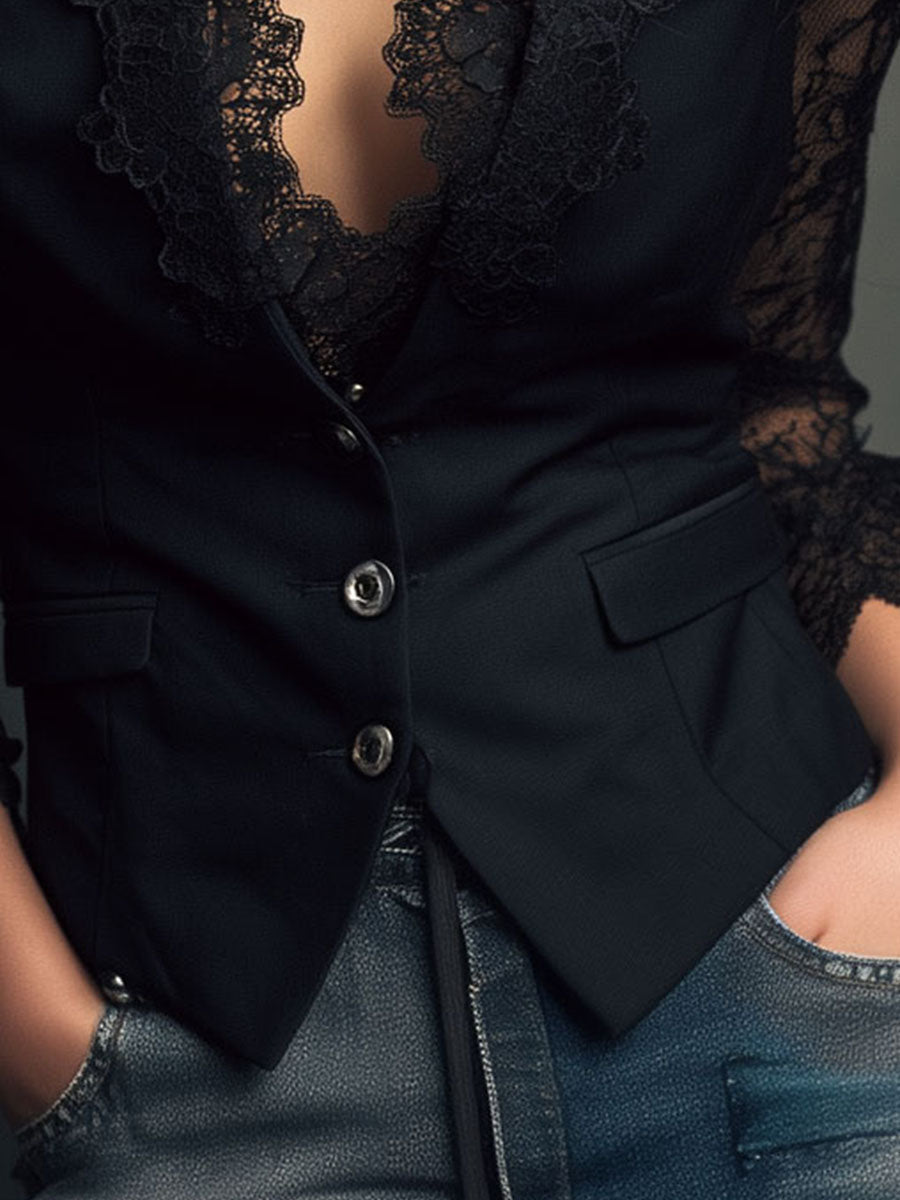 Blazer negro con mangas de encaje semitransparente, botones y bolsillo en el pecho.