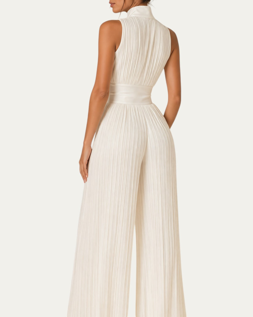 Vestido blanco sin mangas con espalda descubierta y pinzas verticales, fruncido en cintura